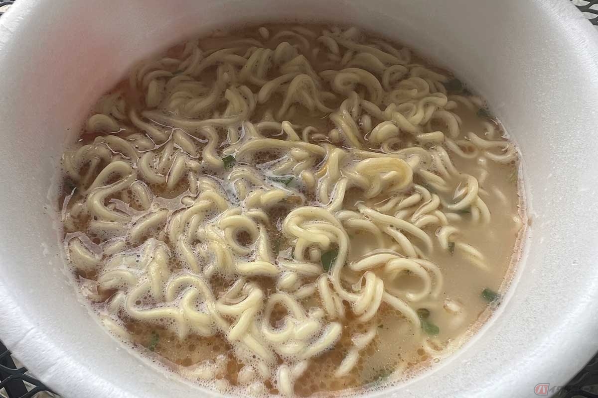 出来上がりは麺とスープのみというシンプルな見た目。「黒マー油」の小袋をカットした瞬間、ニンニクの良い香りが立ち食欲を刺激する。味も満足できるレベル