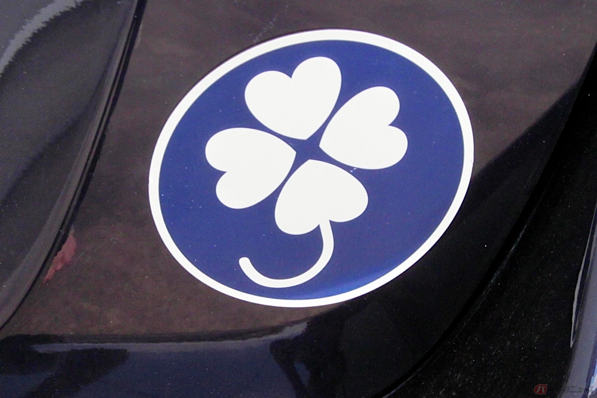 背景が青色で白いクローバーが描かれた丸いマークの正式名称は「身体障がい者標識」と言う