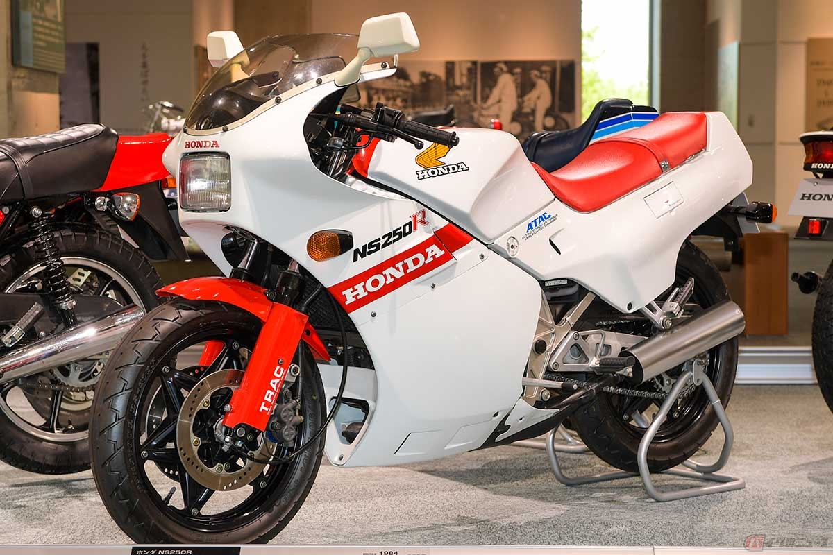 1984年に登場したホンダ初となる排気量249ccの水冷2ストローク90度Vツインエンジンを搭載する「NS250R」