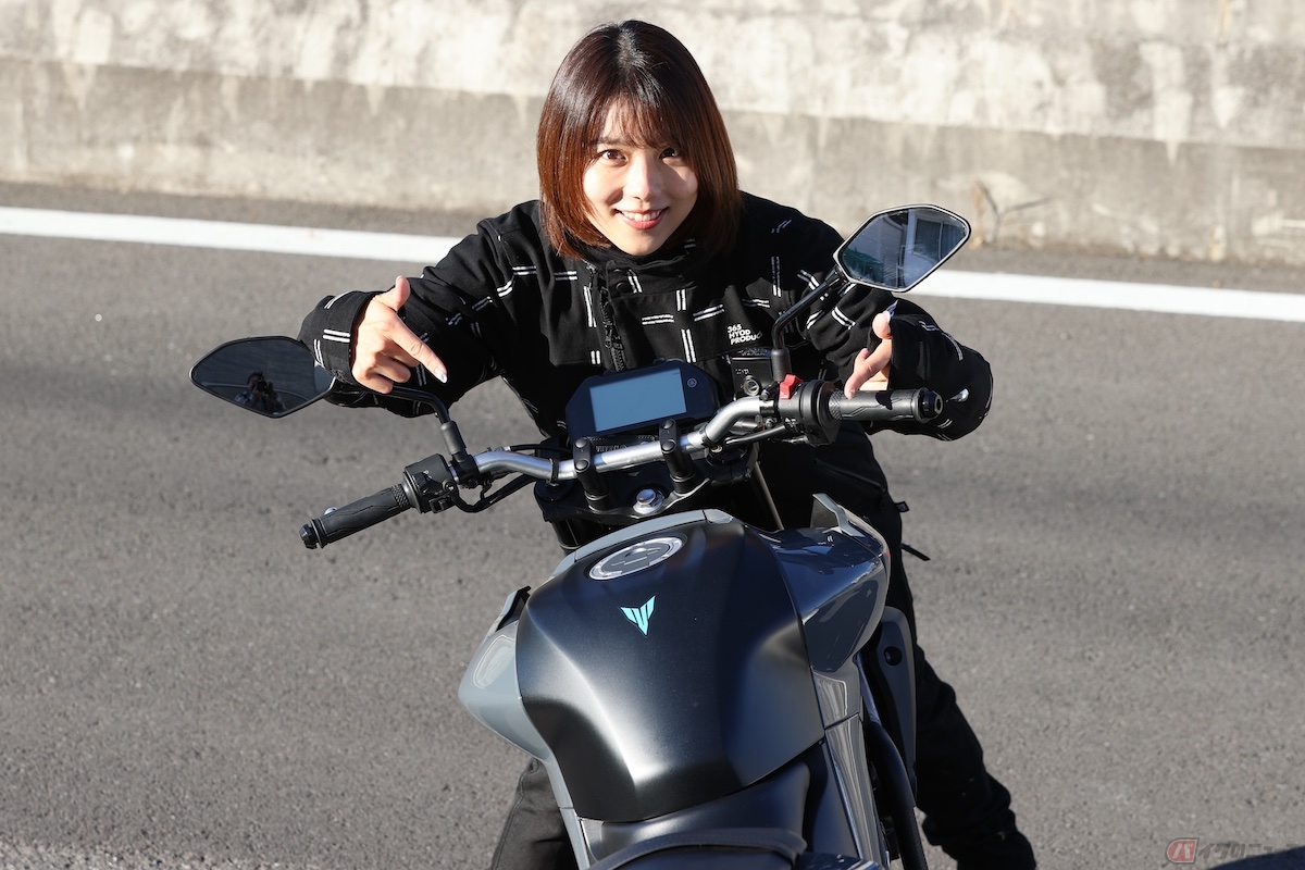 真後ろから見ると思っている以上に横に突き出しているような形をしています