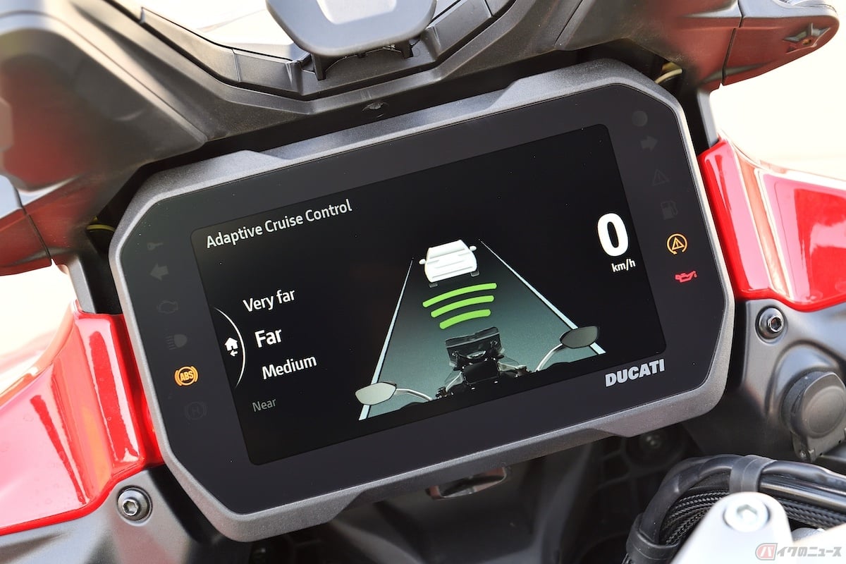 バイク用の「アダプティブクルーズコントロール(ACC)」とは、ライダーの運転をサポートする機能