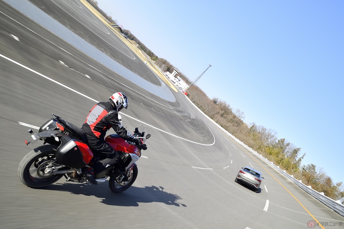 ACCは自動で車間距離をキープしてくれる上、速度と車間距離もライダー自身が任意で設定が可能