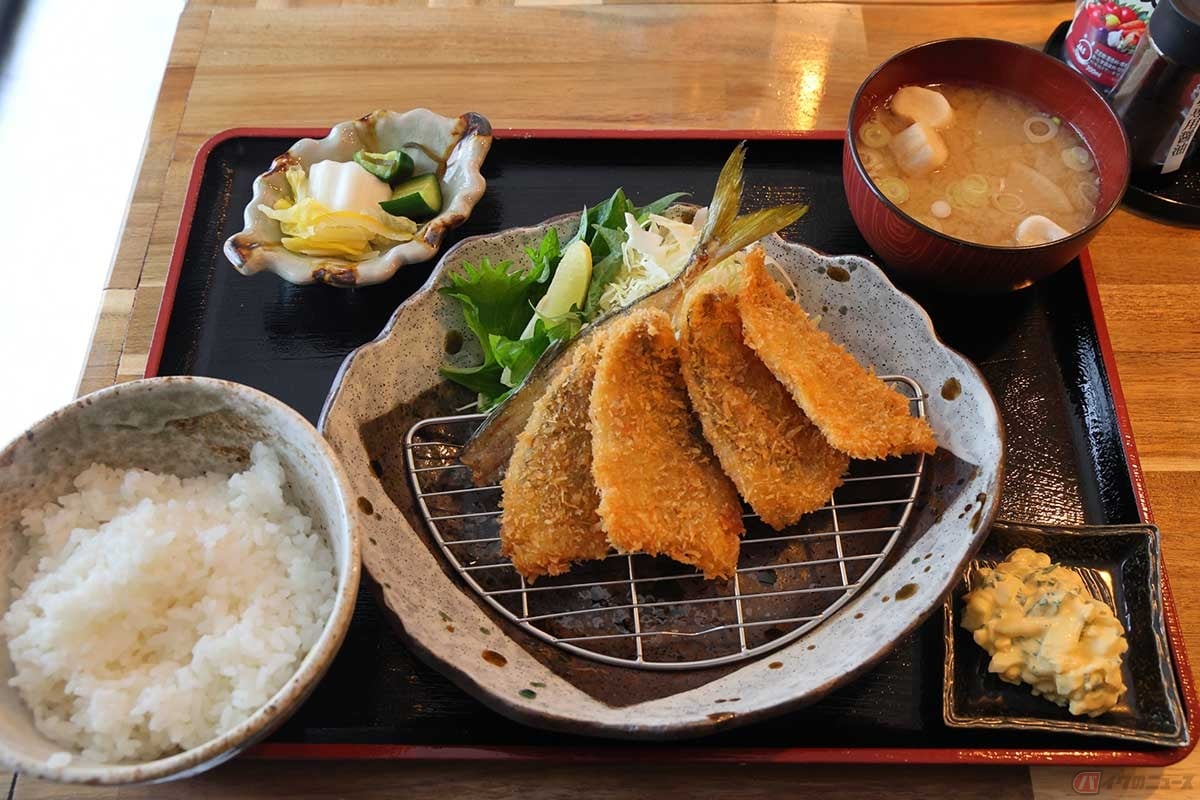 「ウオゴコロ」の「店内仕込み金鯵フライ定食」は、アジフライは半身のフィレが4枚で、200円で2枚追加できる。ご飯は大盛り無料