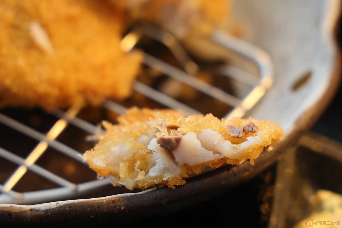 アジフライの大きさや厚みは普通だが、ふわっとして溶けそうな身の食感が堪らない