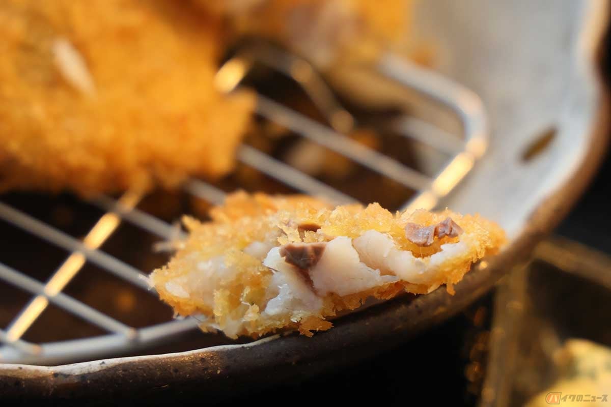 アジフライの大きさや厚みは普通だが、ふわっとして溶けそうな身の食感が堪らない