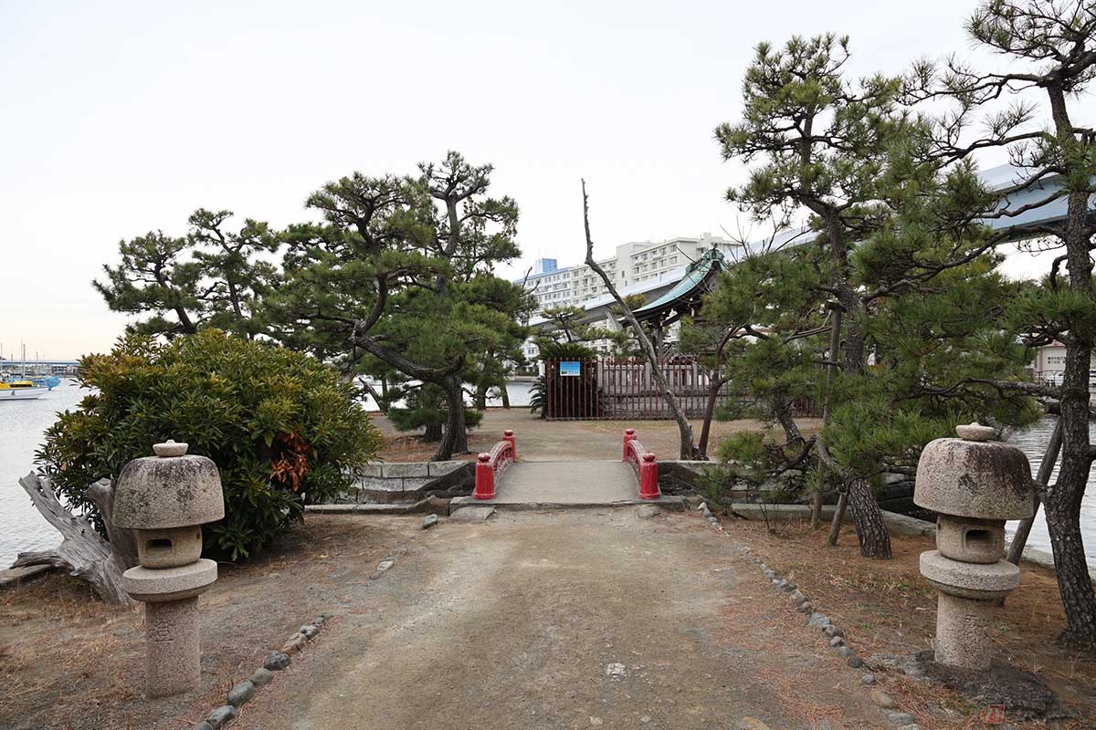 金沢八景にある「琵琶島」は、弁財天を祀る琵琶島神社がある小さな島。金沢八景のひとつ「瀬戸の秋月」の景色が見える場所でもある