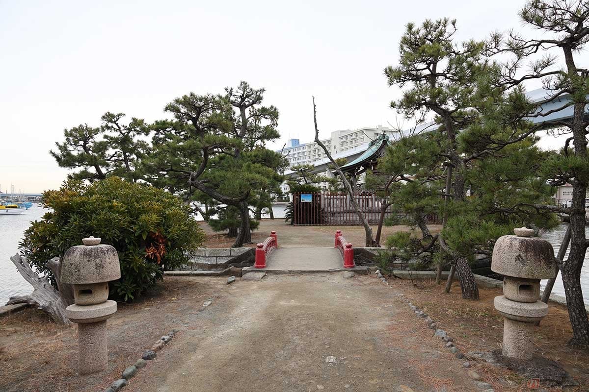金沢八景にある「琵琶島」は、弁財天を祀る琵琶島神社がある小さな島。金沢八景のひとつ「瀬戸の秋月」の景色が見える場所でもある