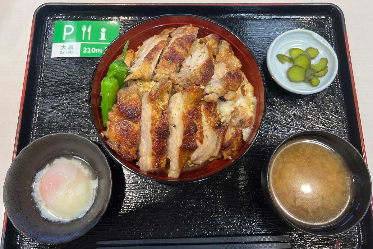 首都高「大黒PA」の期間限定メニュー「山椒香る大黒みそ焼き鶏丼」（1300円）は、ボリュームだけでなく素材や味にもこだわった贅沢丼だった