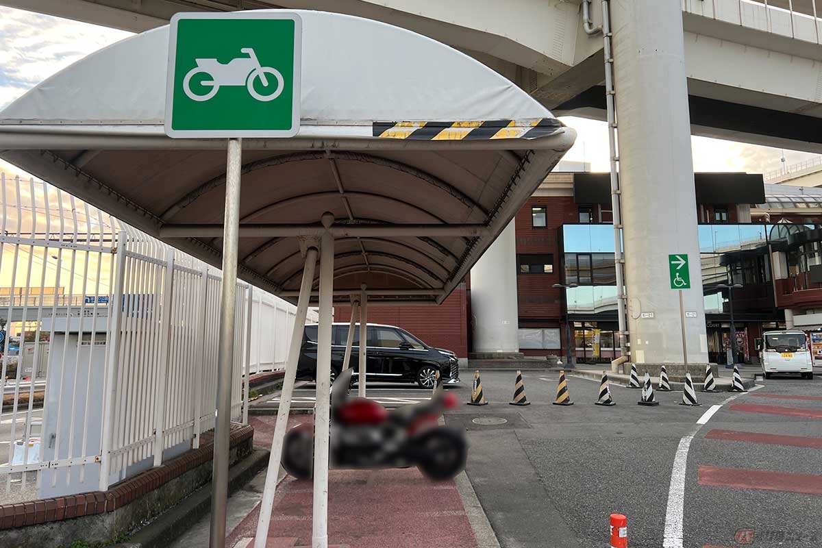 「大黒PA」には、地面がやや傾斜しているが、屋根付きで2輪専用の駐輪スペースが控えめに確保されている