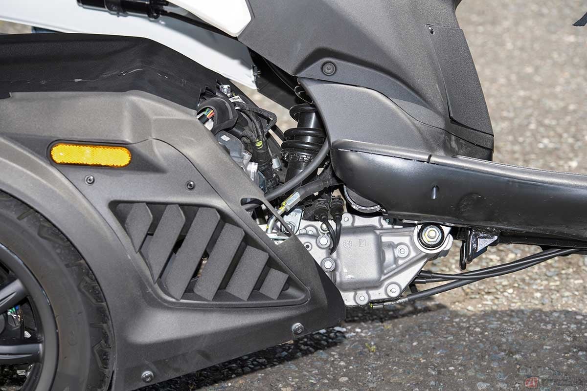 車体を大きく傾けた状態。最新のチルト機構により片側最大45度まで傾けることが可能。また駐車時は車体を垂直の状態でチルト機構をロックし、パーキングブレーキによってホイールも固定されて自立するためスタンドは必要としない