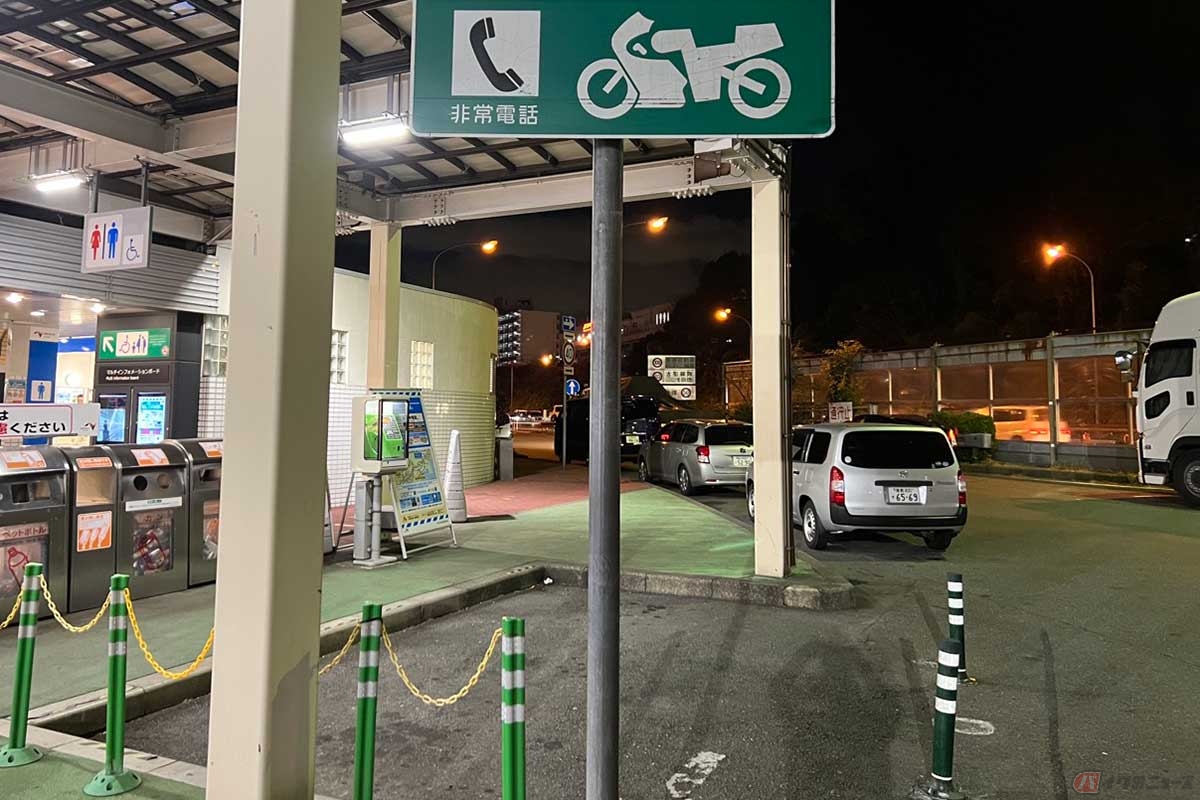 割と小さな施設だが、屋根付きで2輪専用の駐車スペースが確保されているのは嬉しい