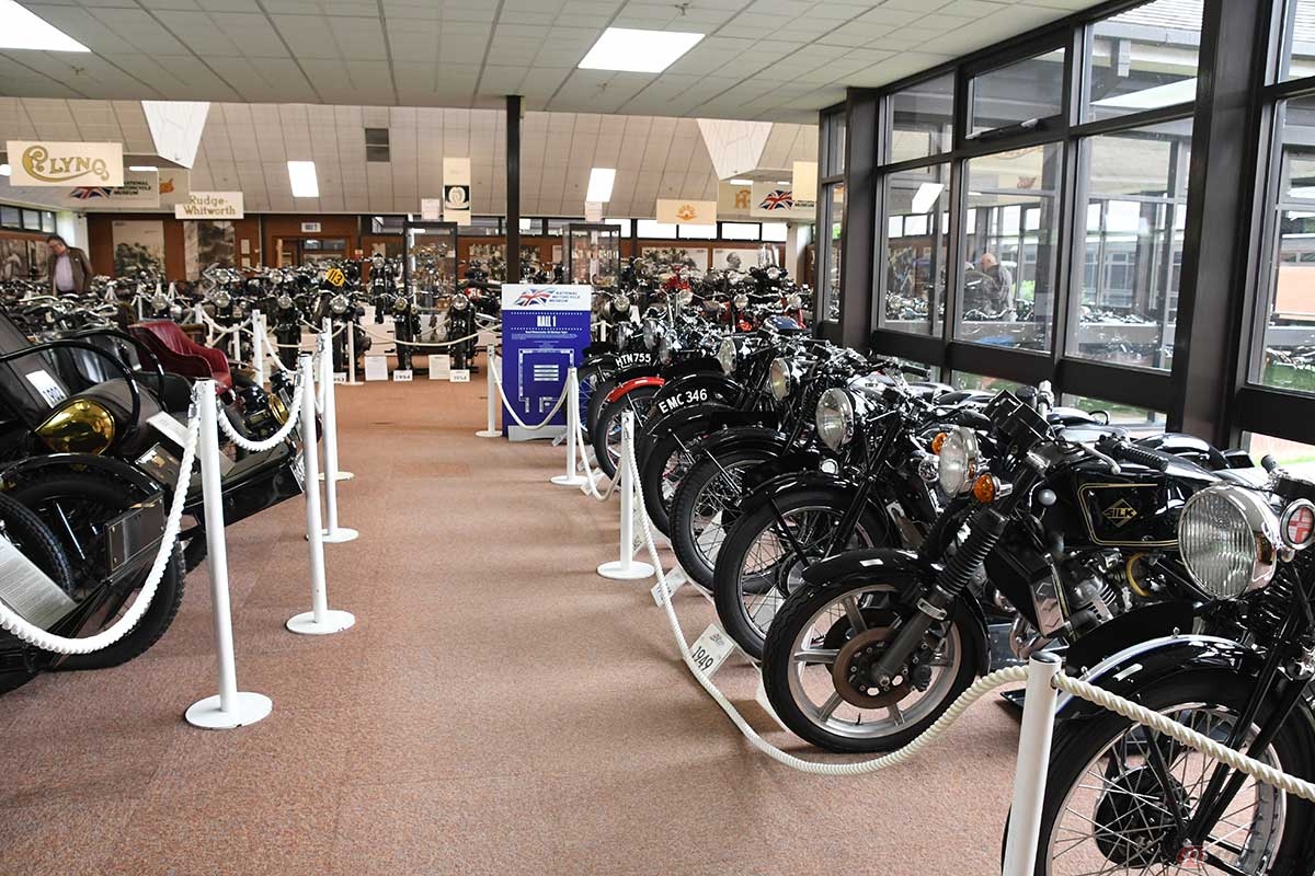 5つのホールは、それぞれが膨大な数のバイクで埋め尽くされている