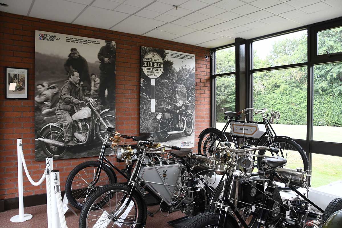 バイクとともに、壁にはびっしりと当時の写真が張られてもいる