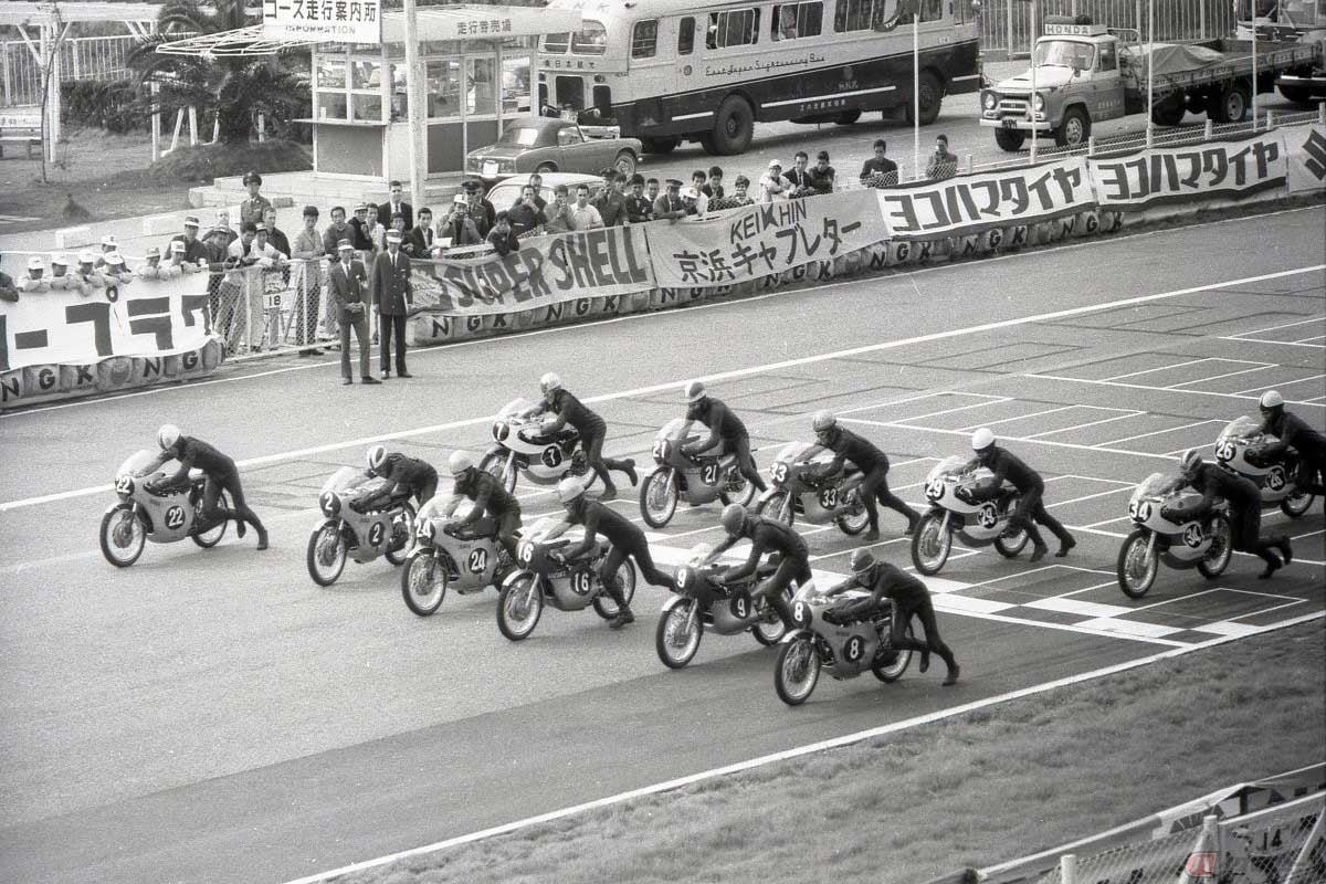 昔のロードレースの「押しがけスタート」の様子(1965年/日本GPの125ccクラス)。世界GPでは1986年まで「押しがけスタート」だった
