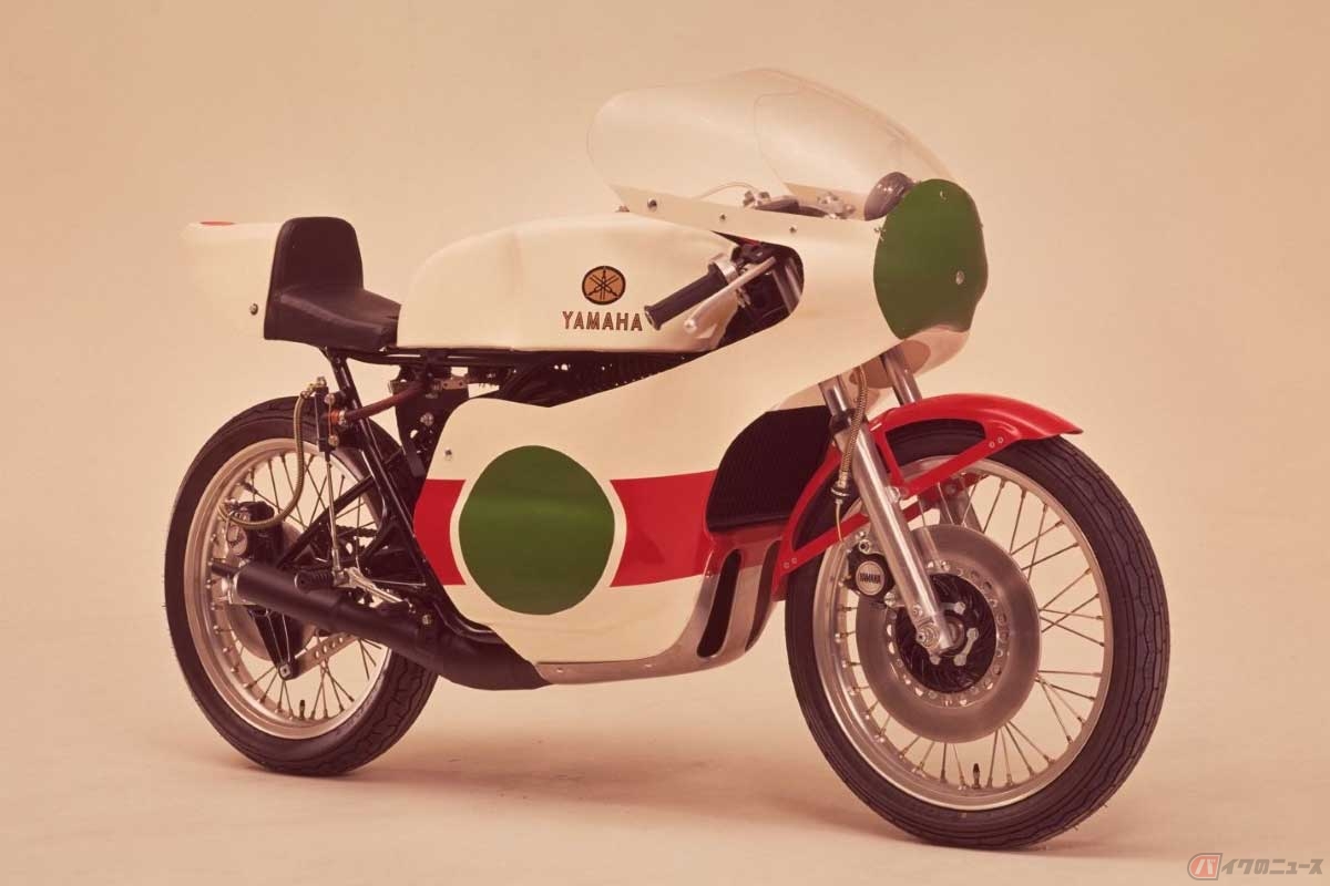 昔のレーシングバイクは、バッテリーも搭載していなかった。写真はヤマハの市販レーサー「TZ250」（1977年型）で、セルモーターもキックアームも非装備のため、エンジン始動は「押しがけ」のみだった