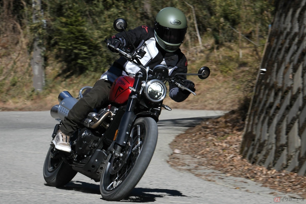 トライアンフ『Scrambler 1200X』に試乗する筆者(青木タカオ)