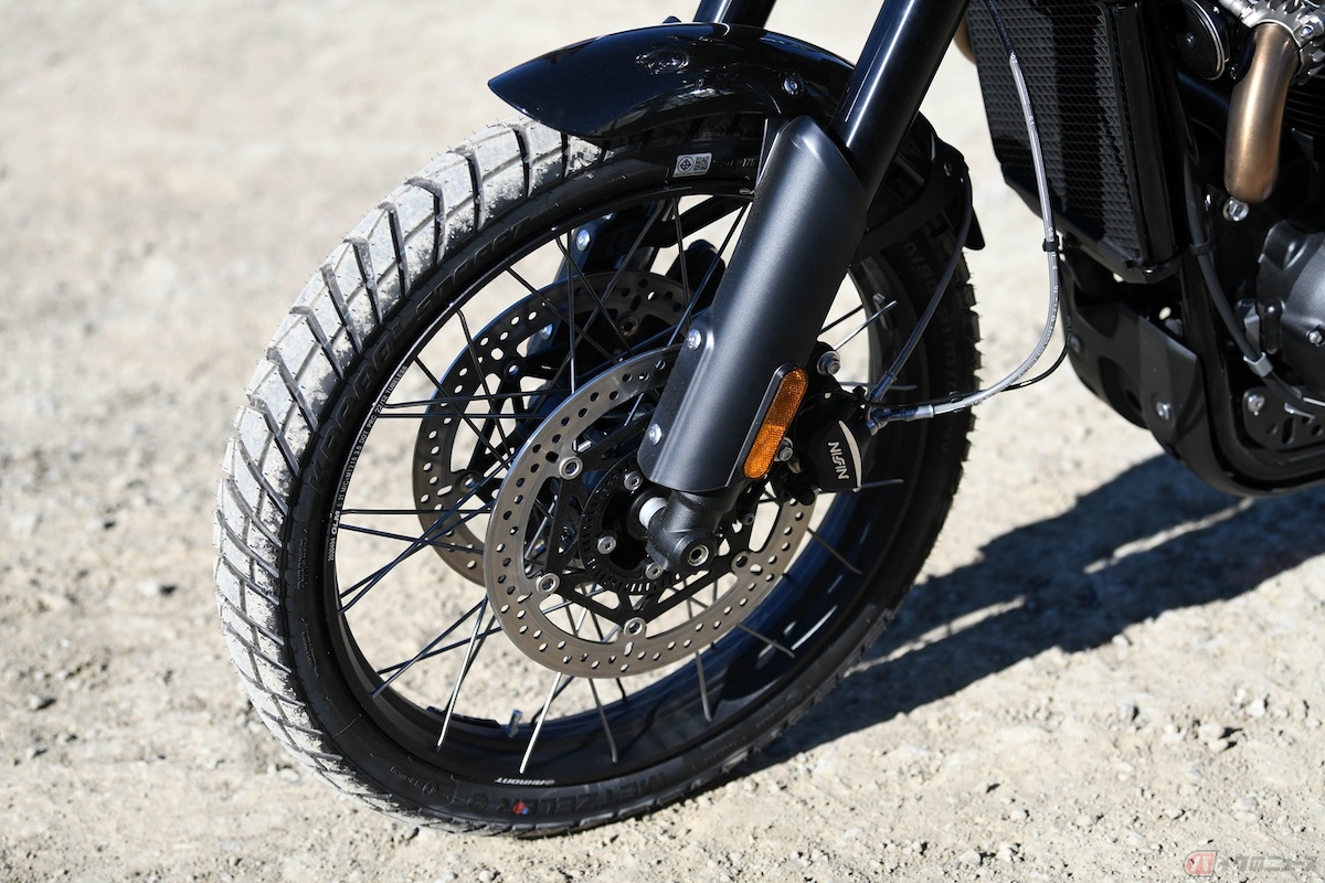 フロントホイールはオフロードバイクが採用することの多い大径21インチを装備