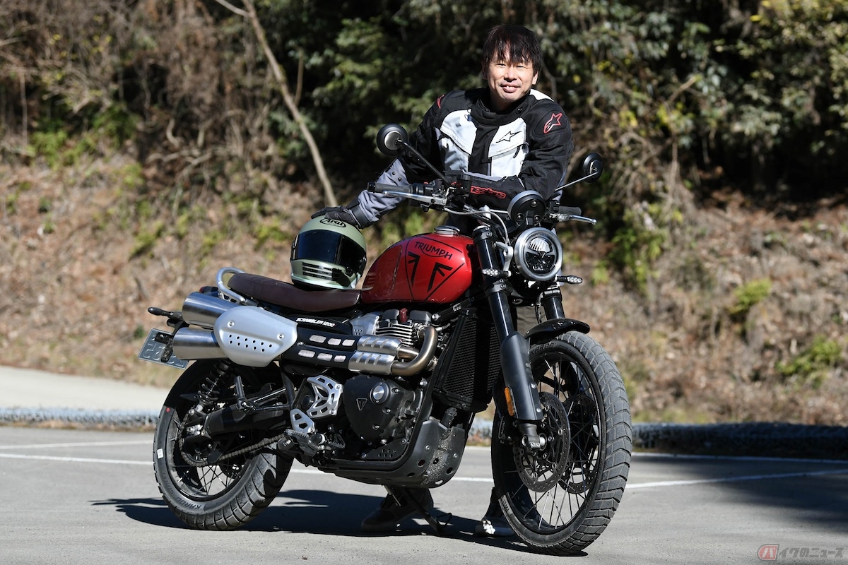 トライアンフ『Scrambler 1200X』と試乗を終えた筆者(青木タカオ)