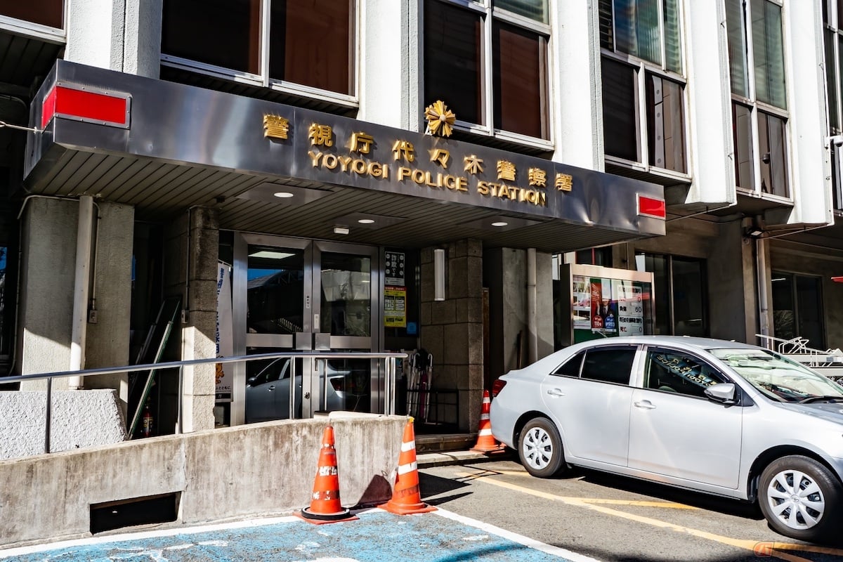 放置駐車違反の黄色いステッカーを貼られたら、バイクを運転していた本人が警察署に出頭するという方法