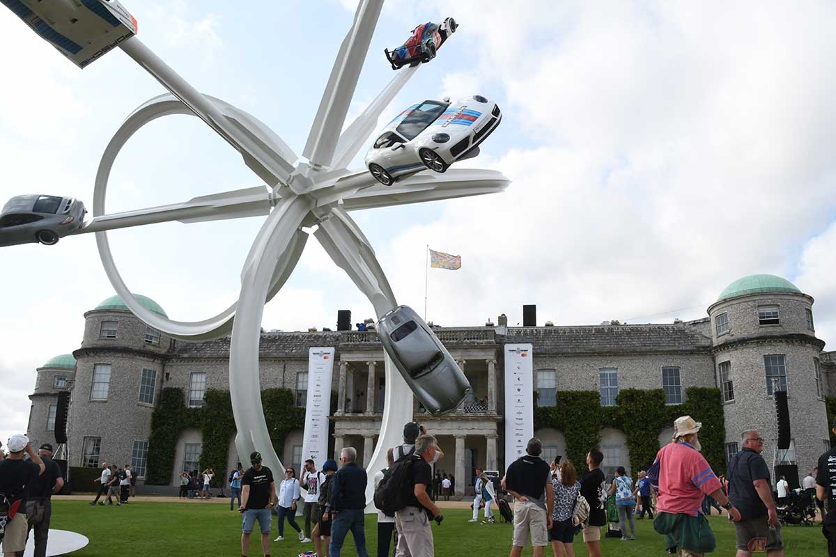 『GOODWOOD FESTIVAL OF SPEED(グッドウッド・フェスティバル・オブ・スピード)』の会場へ。「グッドウッド・ハウス」の前の広場には、アミューズメント・パークのような巨大なオブジェがあった