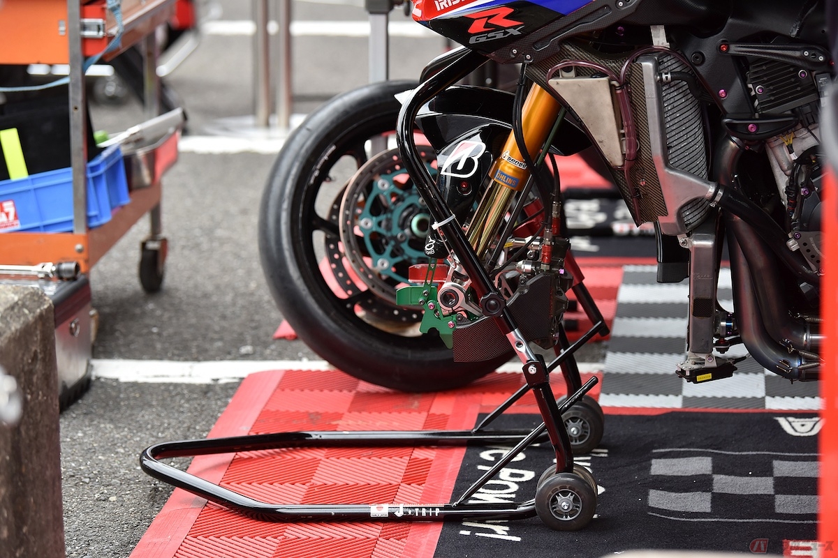バイク用のジャッキやスタンド、工具などがあれば、必要な修理や交換がメンテナンスに役立ちます
