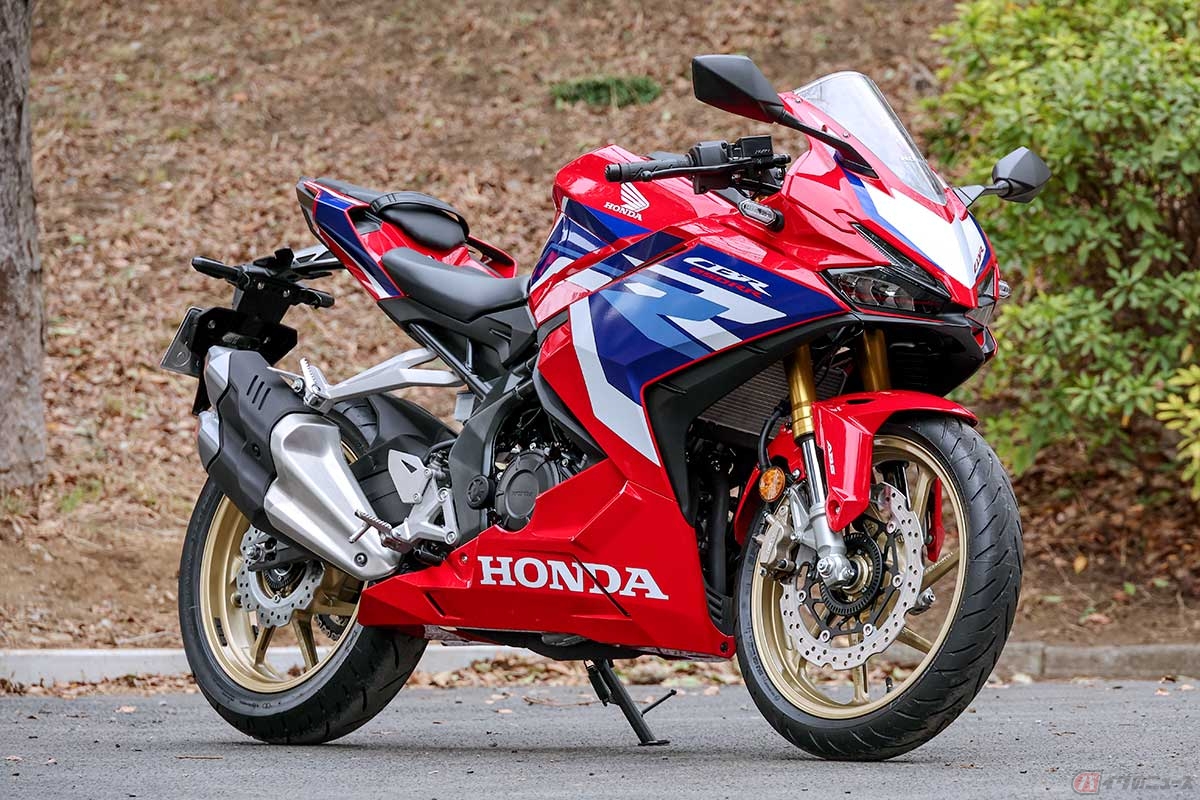 「アシスト＆スリッパークラッチ」は、もはや現代バイクには必須の装備と言える。ホンダ「CBR250RR」も装備している