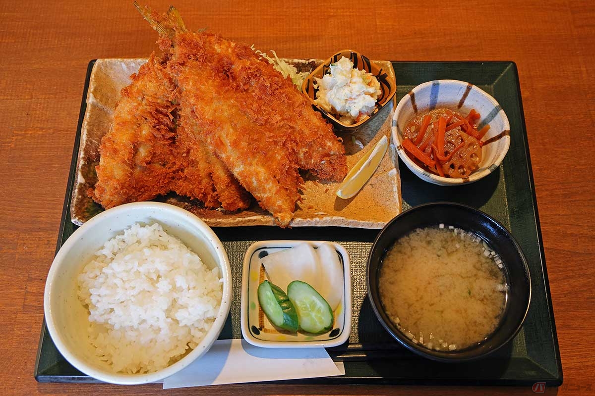 「お魚料理 うおせい」の「かます＆あじフライ定食」。アジもカマスも大きくてびっくり