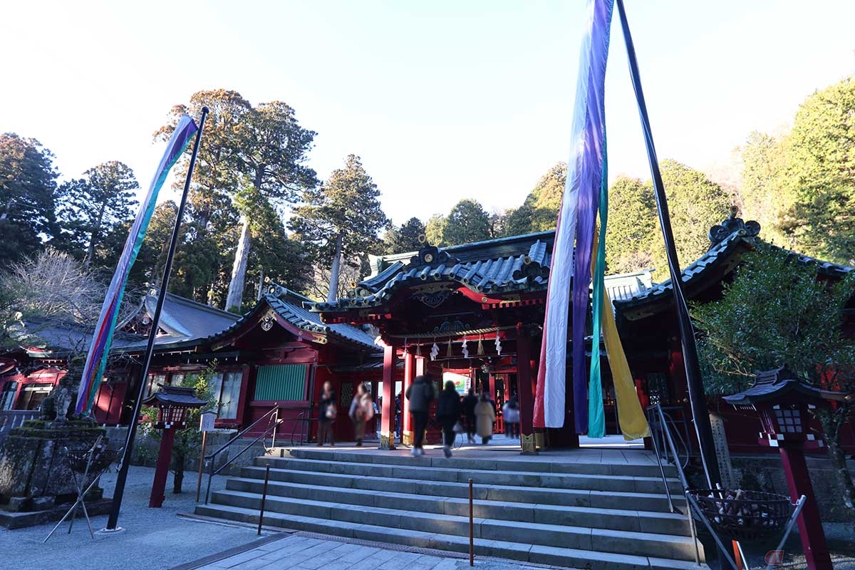 せっかく箱根まで来たので「箱根神社」に参拝。嬉しいことにバイク用の駐車場があり、屋根まで設置されていた