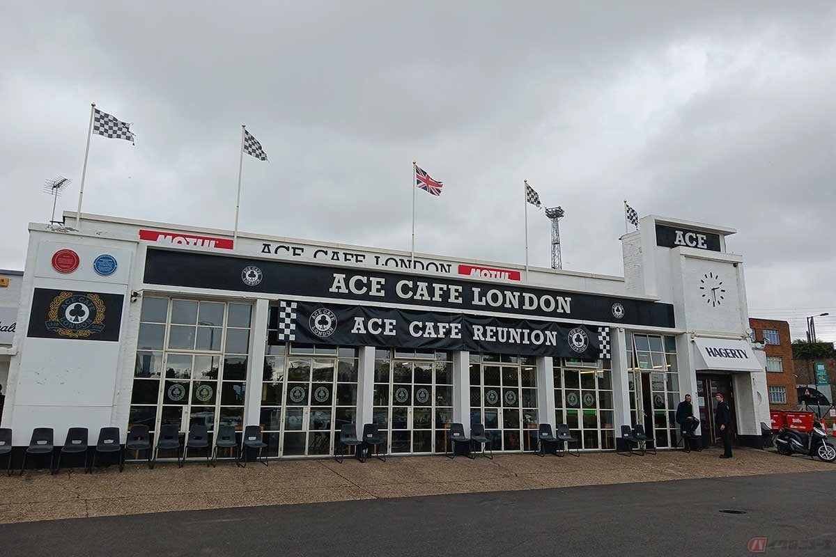 「ACE CAFE LONDON(エースカフェ・ロンドン)」にやって来た。この日はあいにく、小雨が降る肌寒い天気だった……