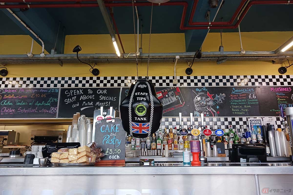 フードやドリンクを注文するカウンター。黒板にはメニューのほか、イベント告知なども書かれていた