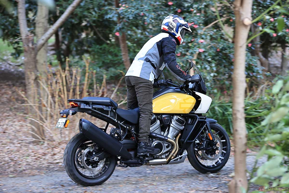 ハーレーダビッドソン「パンアメリカ1250スペシャル」に乗る筆者(青木タカオ)