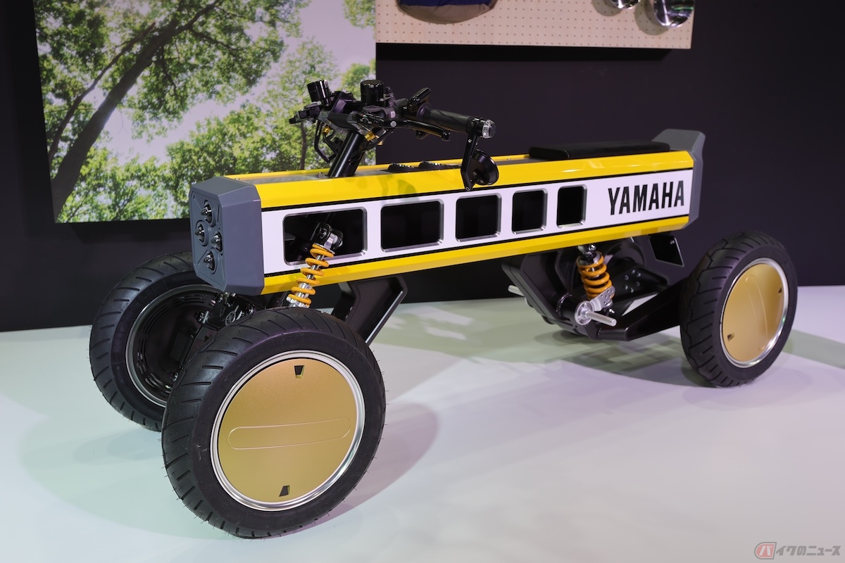 ヤマハ伝統のスピードブロックパターンをあしらったホースライド型4輪駆動電動モビリティ「Concept682」
