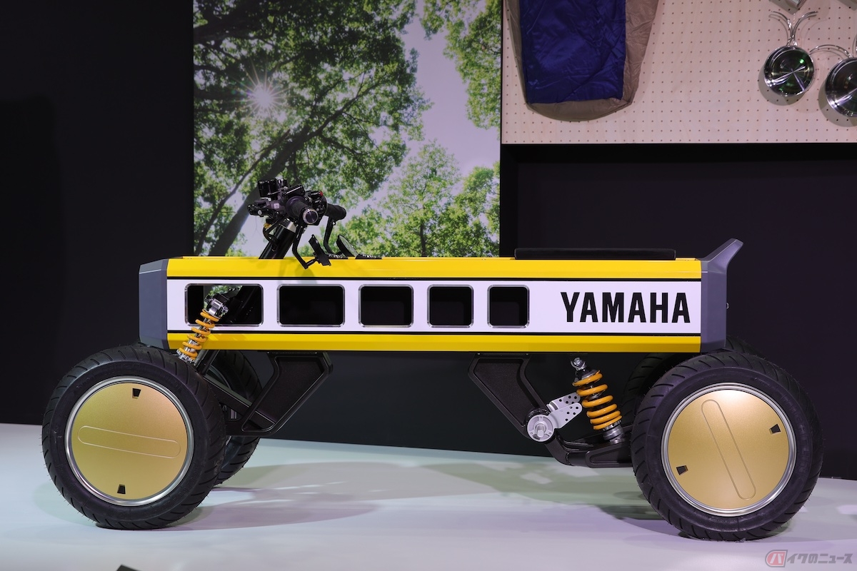 知っている人ならひと目見てヤマハらしいカラーリング、そして、ネットを通じてZ世代に新たに評価されている昭和のテイストを反映した