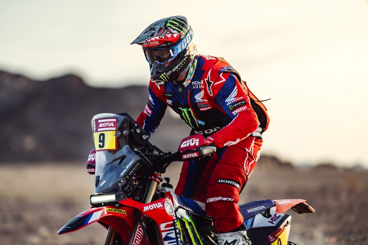ダカールラリー2024総合優勝を果たしたMonster Energy Honda Teamのリッキー・ブラベック選手