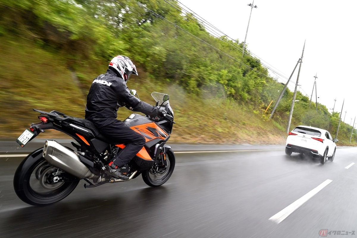 ACCを使用し走行するKTM 「1290スーパーアドベンチャーS」