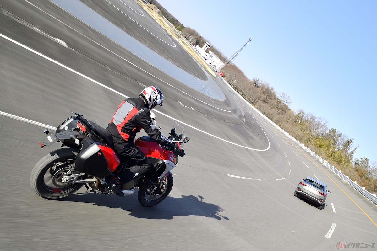 ACCを使用し走行するドゥカティ「ムルティストラーダV4S」