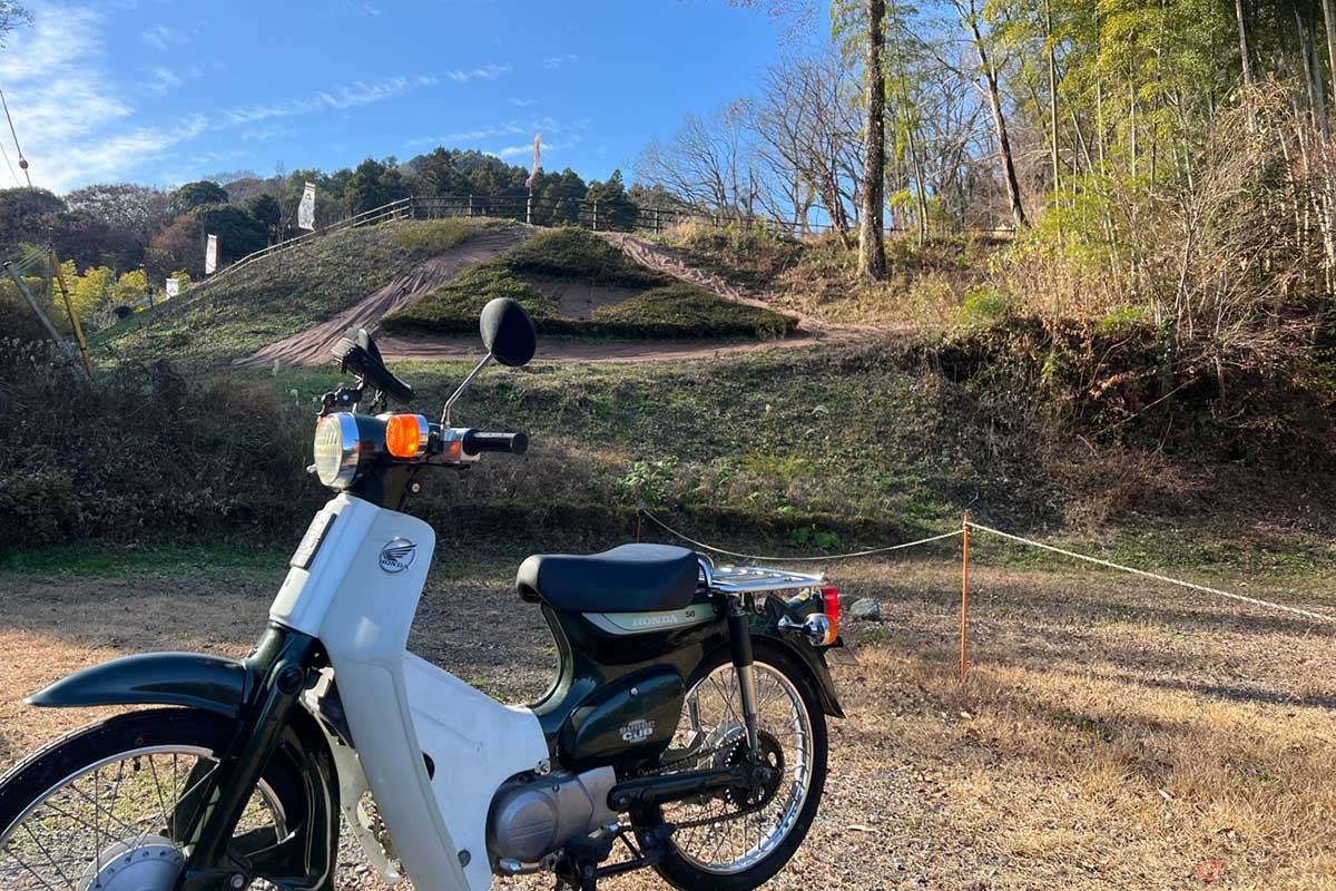 スーパーカブで国史跡「八王子城跡」を訪れた。クルマや大型バス、バイク用の駐車場や散策ルートなど、整備が行き届いている