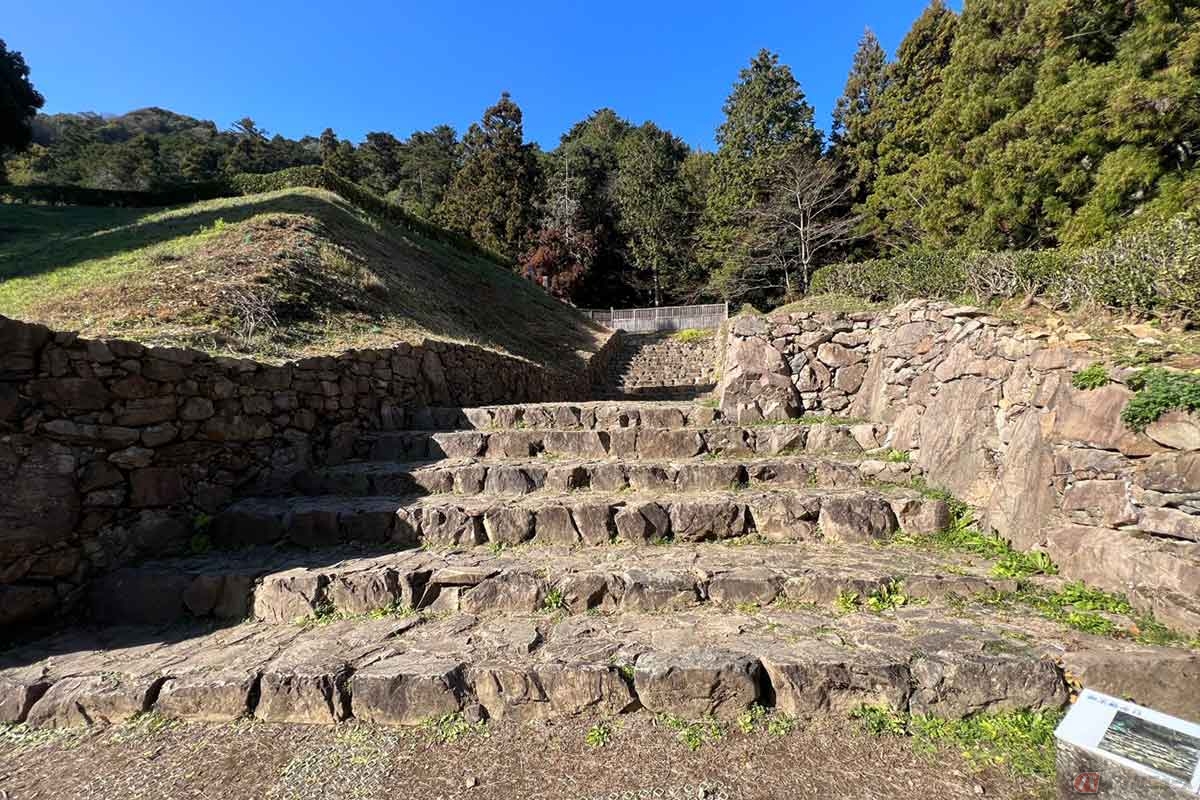 廃城から約400年間、土の中で眠っていた石垣と石の階段。修復はされているものの、野面積みの石垣が強固な「盾」であったことを、改めて思い知らされる