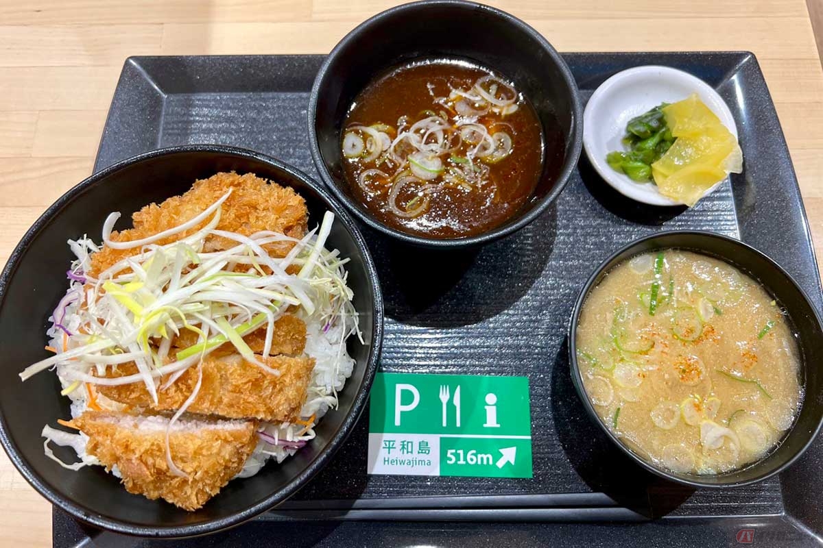 首都高「平和島PA」(上り)の期間限定メニュー「ピリ辛あんかけかつ丼」(1150円)は、カツ自体が美味しくボリュームも満足なもの。無料のご飯大盛り、セルフサービスの漬物もいただいた