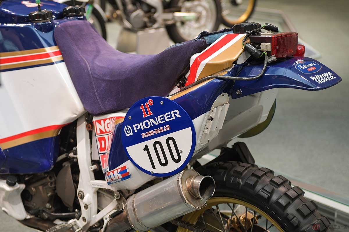 ゼッケン「100」は優勝ライダー、ジル・ラレイ選手のマシン。メインスポンサーは日本のオーディオ機器メーカーだった