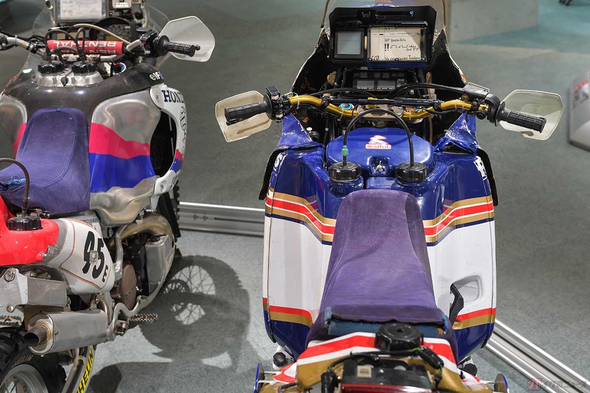 巨大な燃料タンク形状はライダーを守る風防効果も得られ、現在のアドベンチャーバイクに受け継がれている