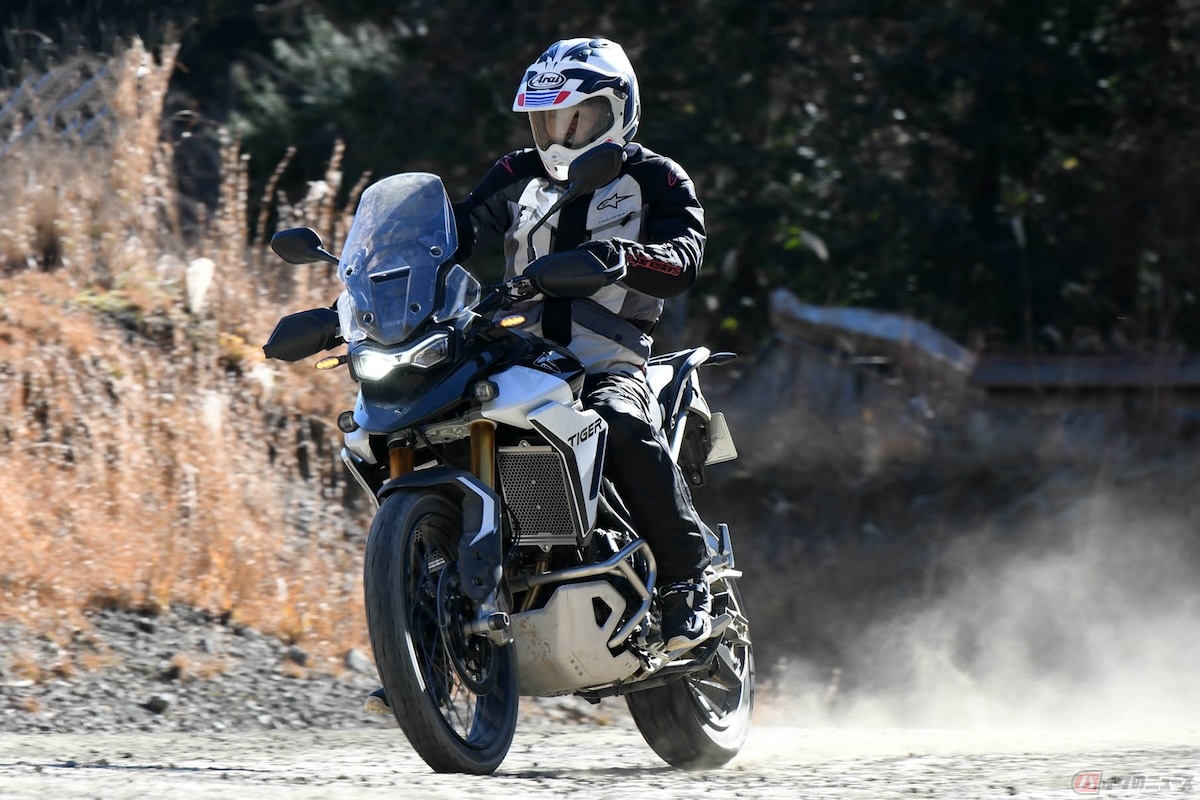 「TIGER 900」ファミリーのオフロード性能を高めた上級グレード『タイガー900 RALLY PRO』にバイクライターの青木タカオさんが試乗