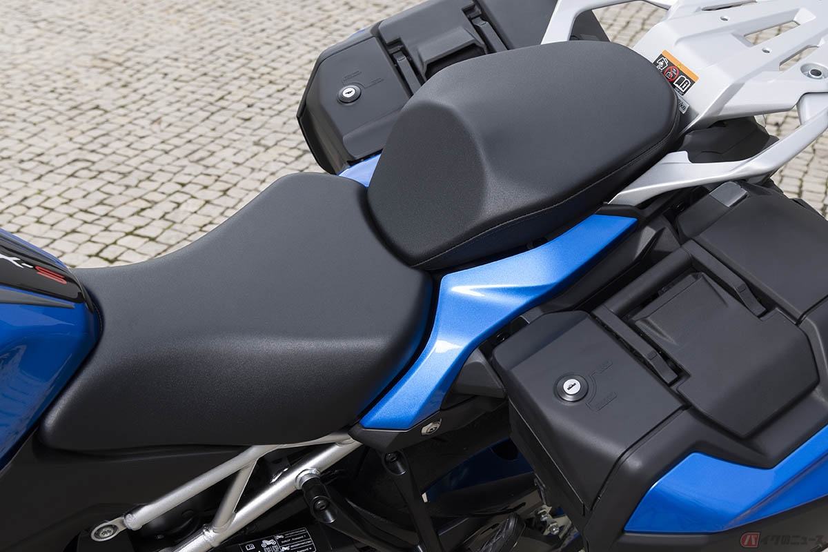 スズキ「GSX-S1000GX」のシート。前面のサイドをスリム化することで良好な足つき性を実現しています