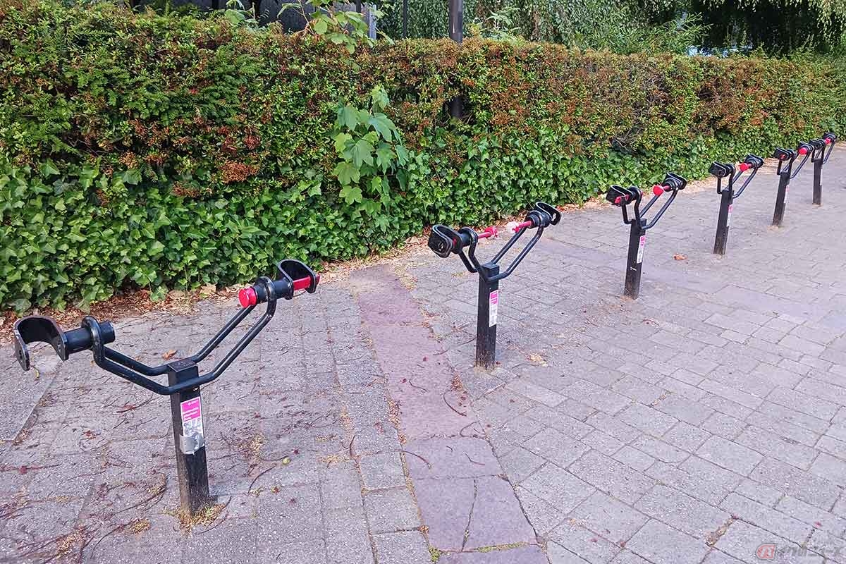 オランダの小さな町で見かけた、自転車の前輪を固定するらしい駐輪方式。とにかくたくさんの自転車が走っているので、駐輪スペースも多かった