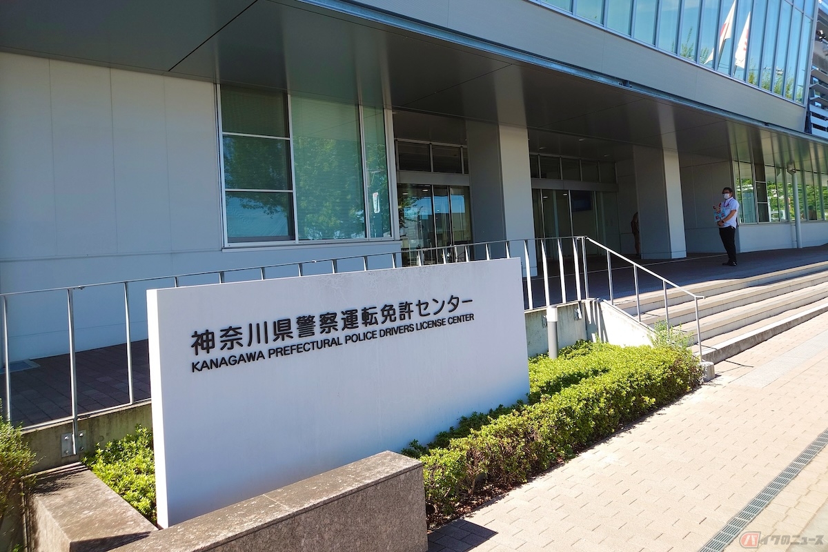 小型二輪免許取得の方法は、教習所を利用する方法と運転免許試験場での直接試験を受験する方法がある