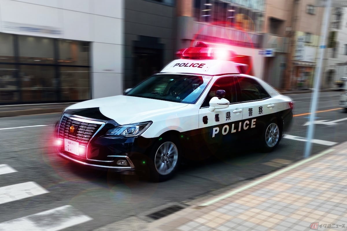 イヤホンを使い違反になるケースで考えられるのが、サイレンを鳴らして近づいてきた緊急車両を妨害した場合