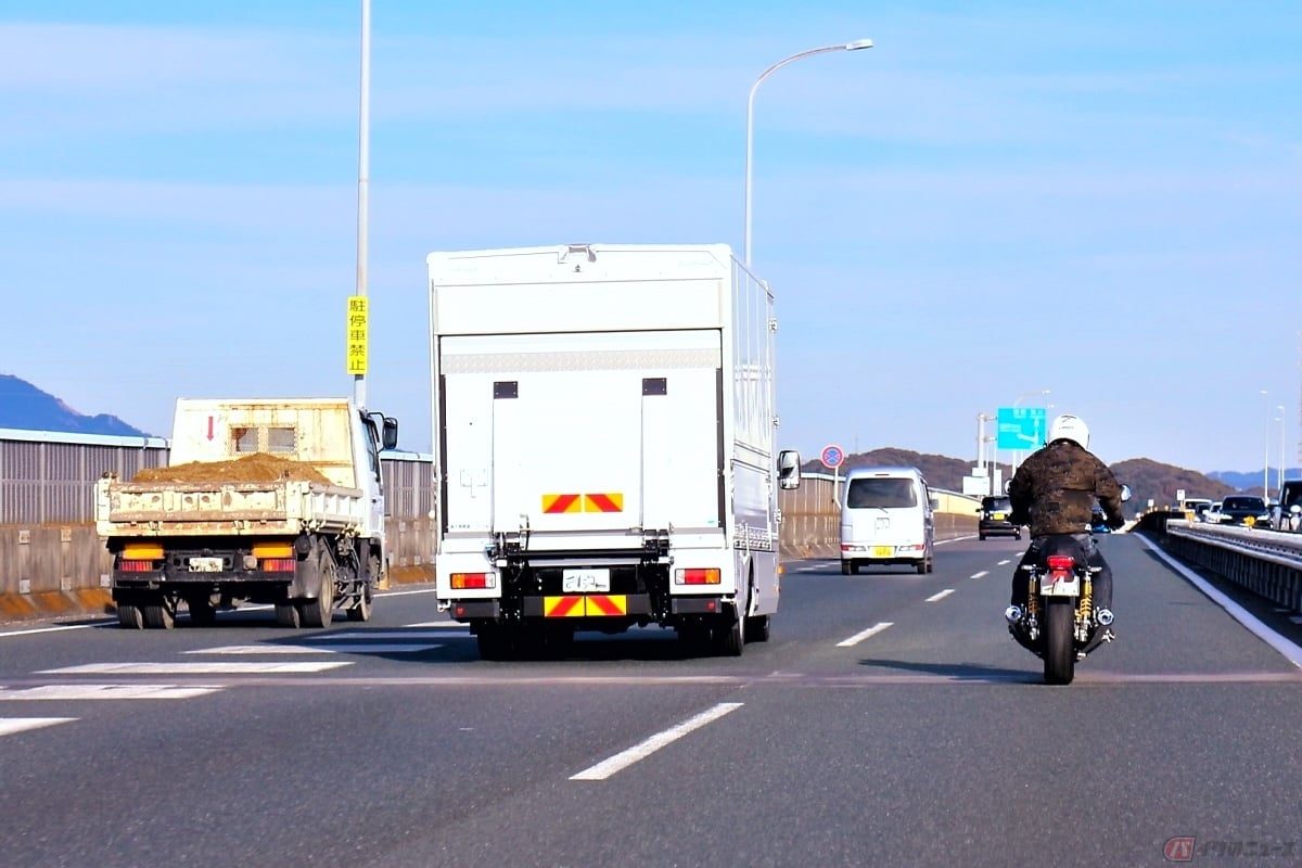 ベテランのライダーほど、トラックやバスなどの大型車になるべく近づかないように運転している