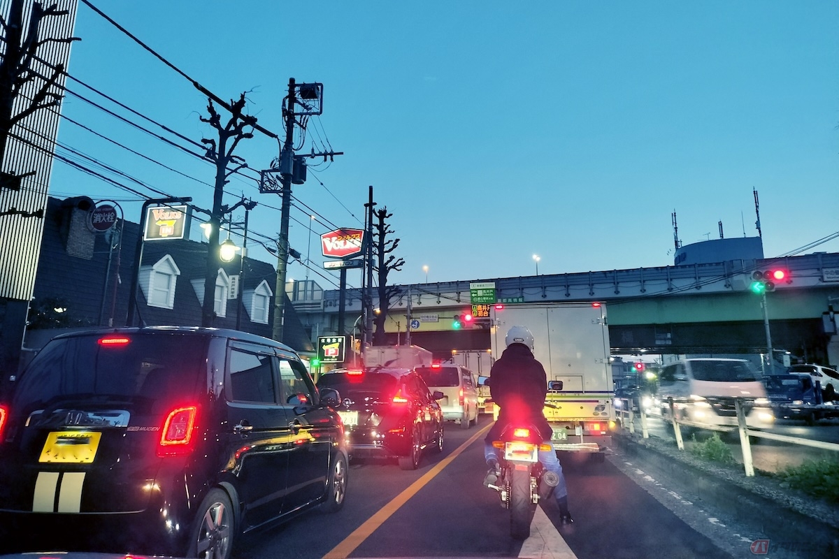 トラックのすぐ後方を走るとバイクのシルエットが完全に隠れてしまい、対向車からも見えなくなり大変危険です
