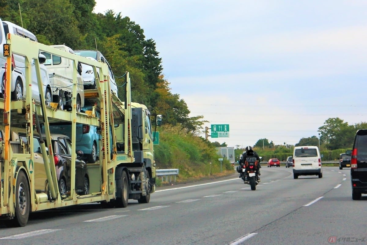 トラックの前方を走る場合は、クルマよりも小さいバイクは目立ちにくいため、トラックドライバーに見落とされて信号待ちでブレーキをかけるのが遅くなり追突される危険がある
