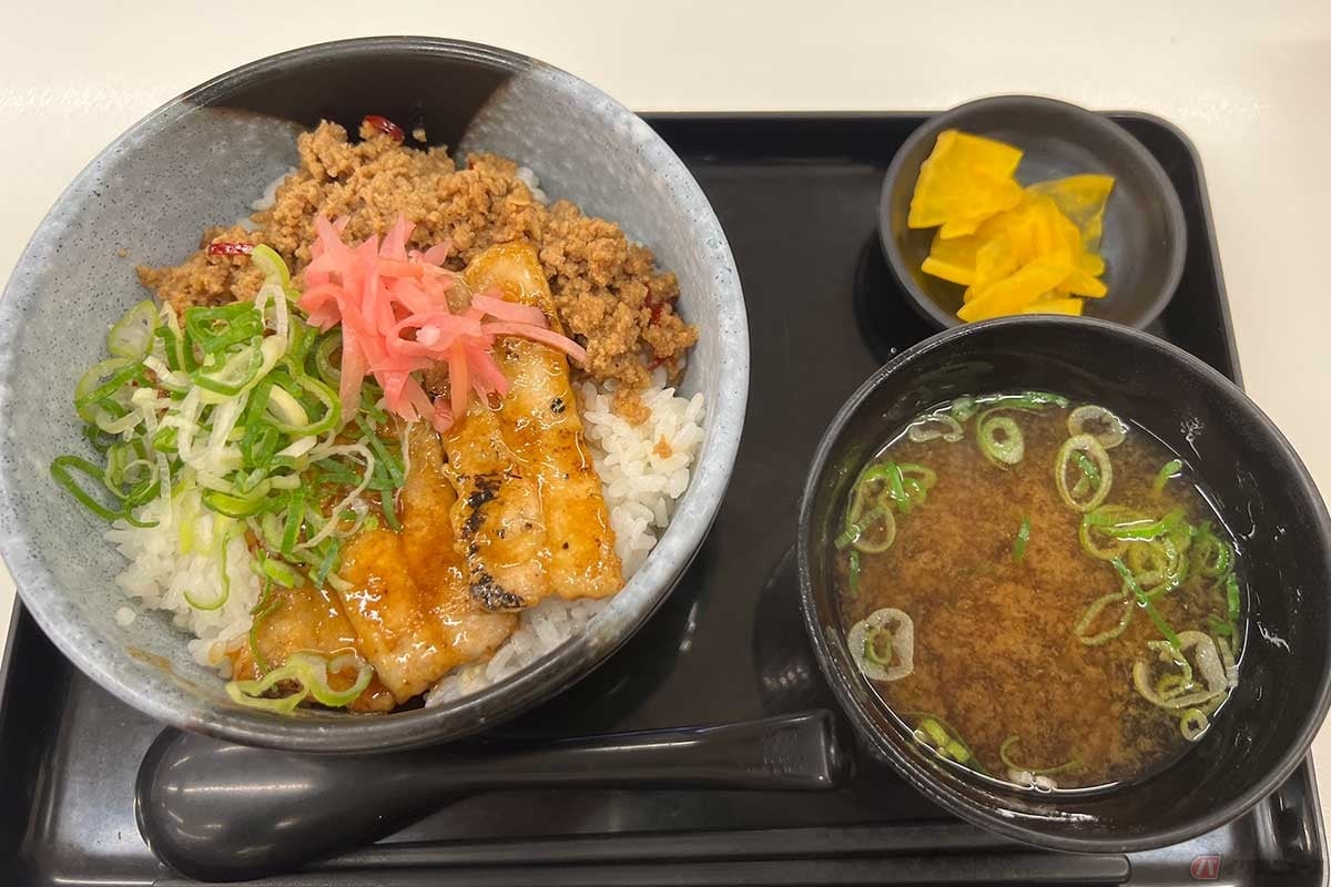 名神高速「養老SA」(下り)でいただく「養老パワー豚丼と味噌汁」(950円)は、豚バラ肉の炙り焼きとピリ辛のひき肉というふたつの味を楽しめる。最後まで飽きのこない味だった。きしめんのセットも販売中